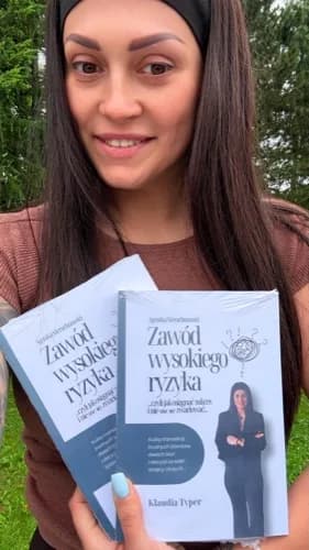 Klaudia Typer z książką