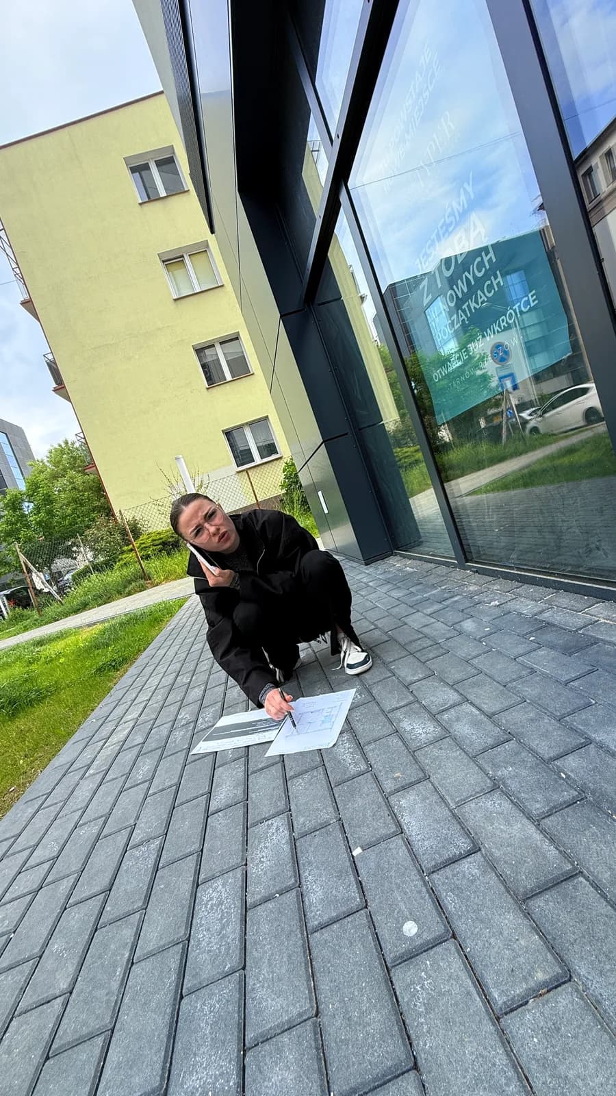 Joanna i ustalenia z elektrykiem, na kostce przed biurem